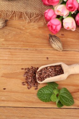 Ahşap arka plan üzerinde keten tohumu