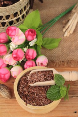 Ahşap arka plan üzerinde keten tohumu