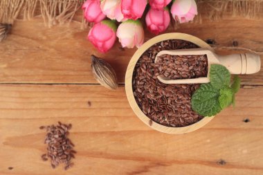 Ahşap arka plan üzerinde keten tohumu