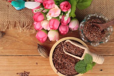 Ahşap arka plan üzerinde keten tohumu