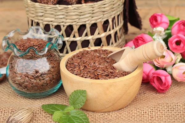 Semillas de lino sobre fondo de madera — Foto de Stock