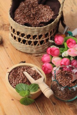 Ahşap arka plan üzerinde keten tohumu