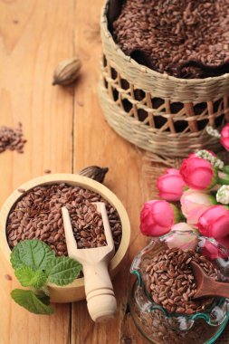 Ahşap arka plan üzerinde keten tohumu