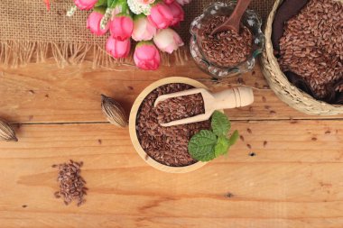 Ahşap arka plan üzerinde keten tohumu