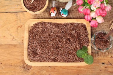 Ahşap arka plan üzerinde keten tohumu