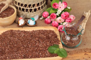 Ahşap arka plan üzerinde keten tohumu