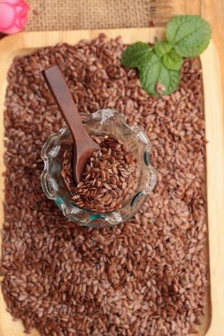 Ahşap arka plan üzerinde keten tohumu