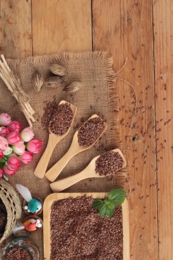 Ahşap arka plan üzerinde keten tohumu