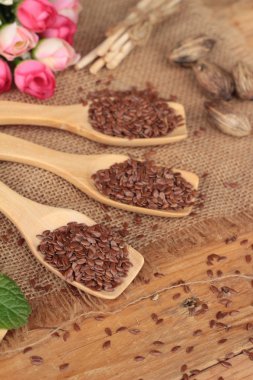 Ahşap arka plan üzerinde keten tohumu