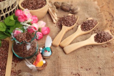 Ahşap arka plan üzerinde keten tohumu