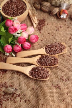 Ahşap arka plan üzerinde keten tohumu