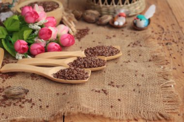 Ahşap arka plan üzerinde keten tohumu