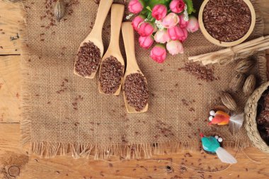 Ahşap arka plan üzerinde keten tohumu