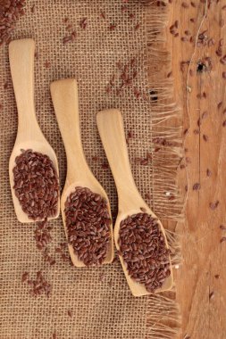 Ahşap arka plan üzerinde keten tohumu