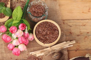 Ahşap arka plan üzerinde keten tohumu