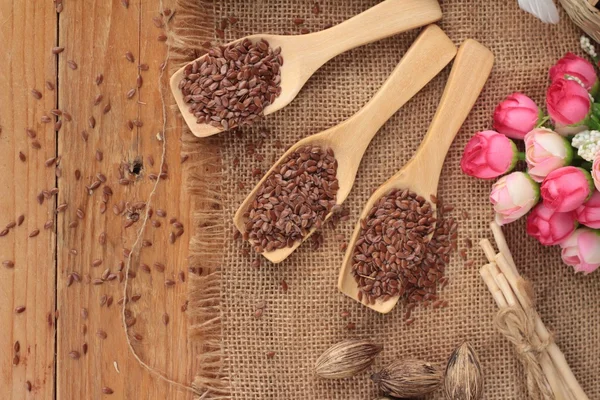 Semillas de lino sobre fondo de madera — Foto de Stock