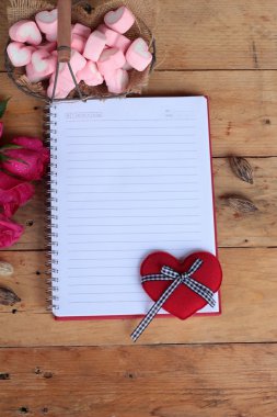 Gül ve kalp Sevgililer günü için Not Defteri ile.