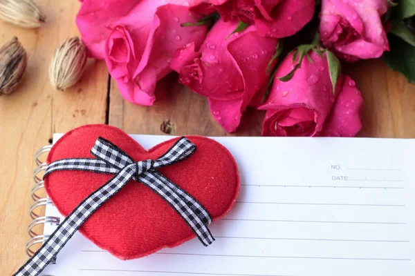 Розы и сердце с ноутбуком на День Святого Валентина . — стоковое фото