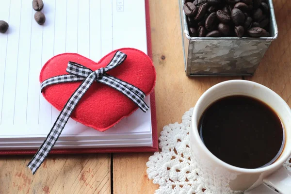 Kaffee mit Kaffeebohnen und roten Herzen. — Stockfoto