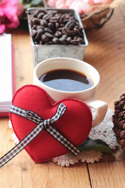 Kaffee mit Kaffeebohnen und roten Herzen. — Stockfoto