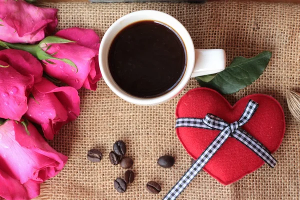 Kaffee mit Kaffeebohnen und roten Herzen. — Stockfoto