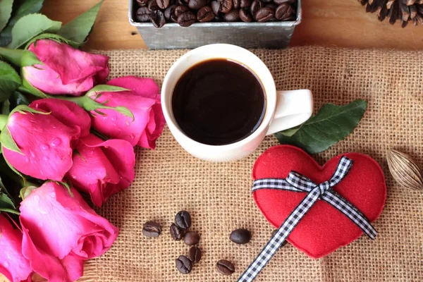 Kaffee mit Kaffeebohnen und roten Herzen. — Stockfoto