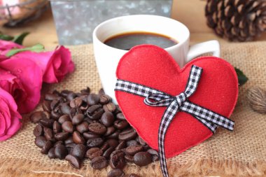 Kahve kahve çekirdekleri ve kırmızı Kalpler.