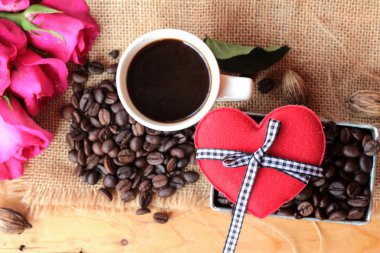 Kahve kahve çekirdekleri ve kırmızı Kalpler.