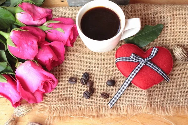 Kaffee mit Kaffeebohnen und roten Herzen. — Stockfoto