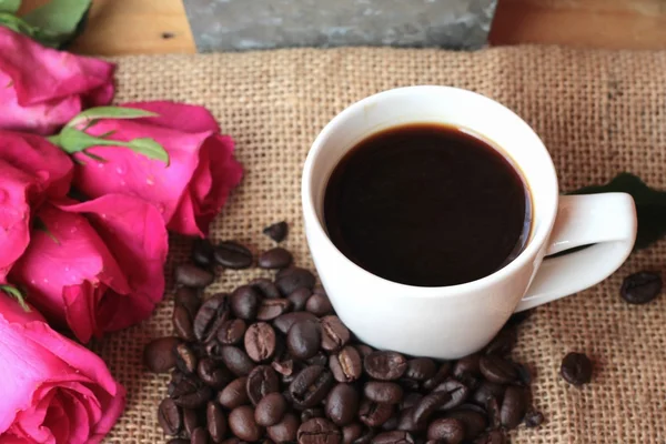 Kaffe med kaffebönor och röda hjärtan. — Stockfoto