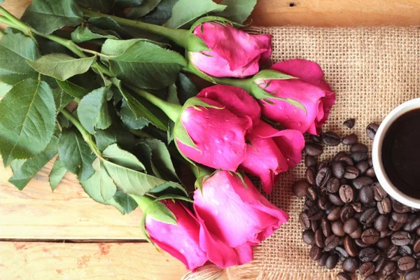 Kaffe med kaffebönor och röda hjärtan. — Stockfoto