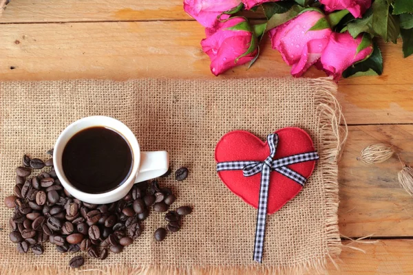 Kaffee mit Kaffeebohnen und roten Herzen. — Stockfoto