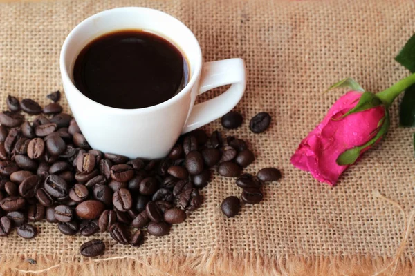 Kaffe med kaffebönor och röda hjärtan. — Stockfoto