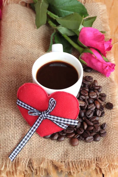 Café avec grains de café et coeurs rouges . — Photo