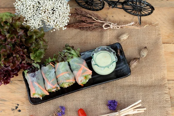 Saláta tonhal és a rák kibír zöldség tekercs. — Stock Fotó