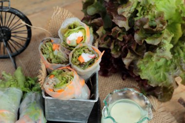 Salata sebze ton balığı ve yengeç sopa ile rulo.