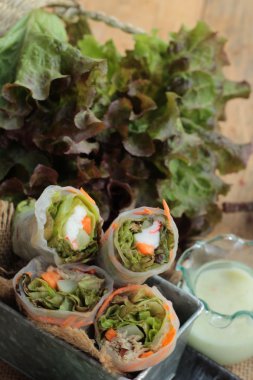 Salata sebze ton balığı ve yengeç sopa ile rulo.