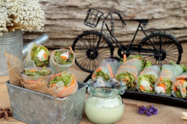 Salata sebze ton balığı ve yengeç sopa ile rulo.