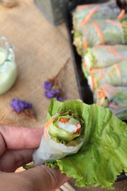 Salata sebze ton balığı ve yengeç sopa ile rulo.