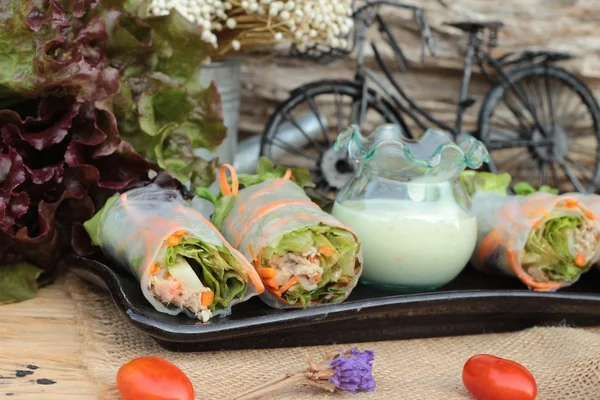 Rolos de salada vegetal com atum e caranguejo . — Fotografia de Stock