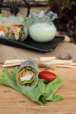 Salata sebze ton balığı ve yengeç sopa ile rulo.