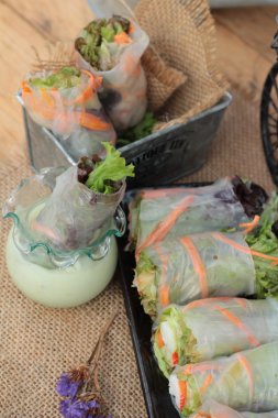 Salata sebze ton balığı ve yengeç sopa ile rulo.