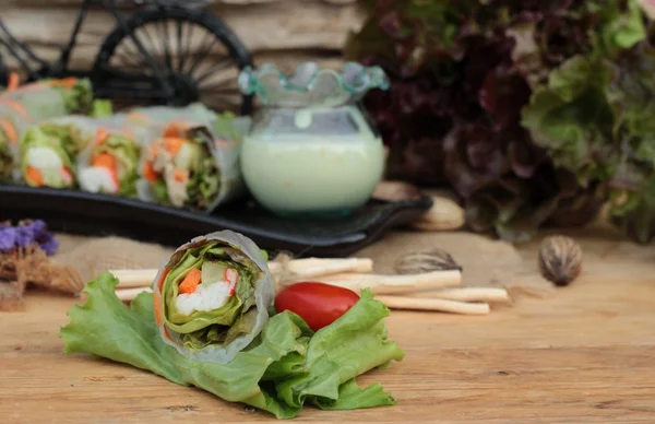 Salát rohlíky zelenina s tuňákem a kraby stick. — Stock fotografie