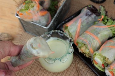 Salata sebze ton balığı ve yengeç sopa ile rulo.