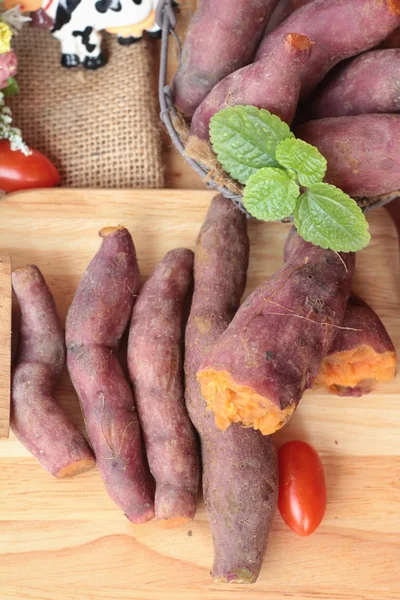 Patate douce bouillie avec du sucre délicieux . — Photo