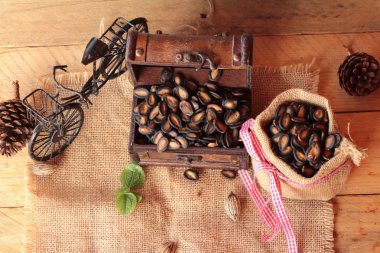 Ahşap arka plan üzerinde lezzetli karpuz tohumu.