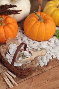 Kabak kabak çekirdeği üzerinde tahta arka plan ile.