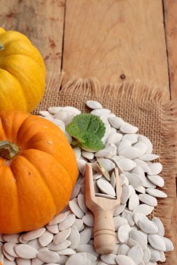 Kabak kabak çekirdeği üzerinde tahta arka plan ile.