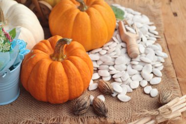 Kabak kabak çekirdeği üzerinde tahta arka plan ile.