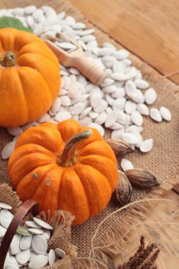 Kabak kabak çekirdeği üzerinde tahta arka plan ile.